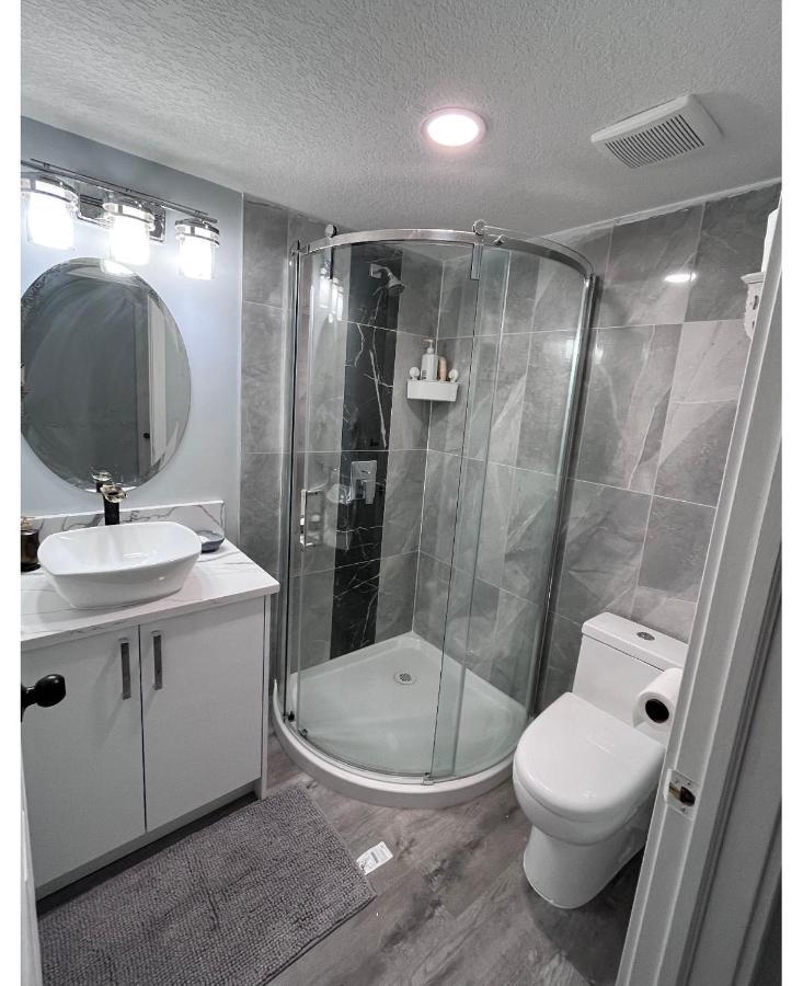 Elegant Garden Suite&2Mins Bus Station Close Lrt& Free Parking Calgary Exterior photo