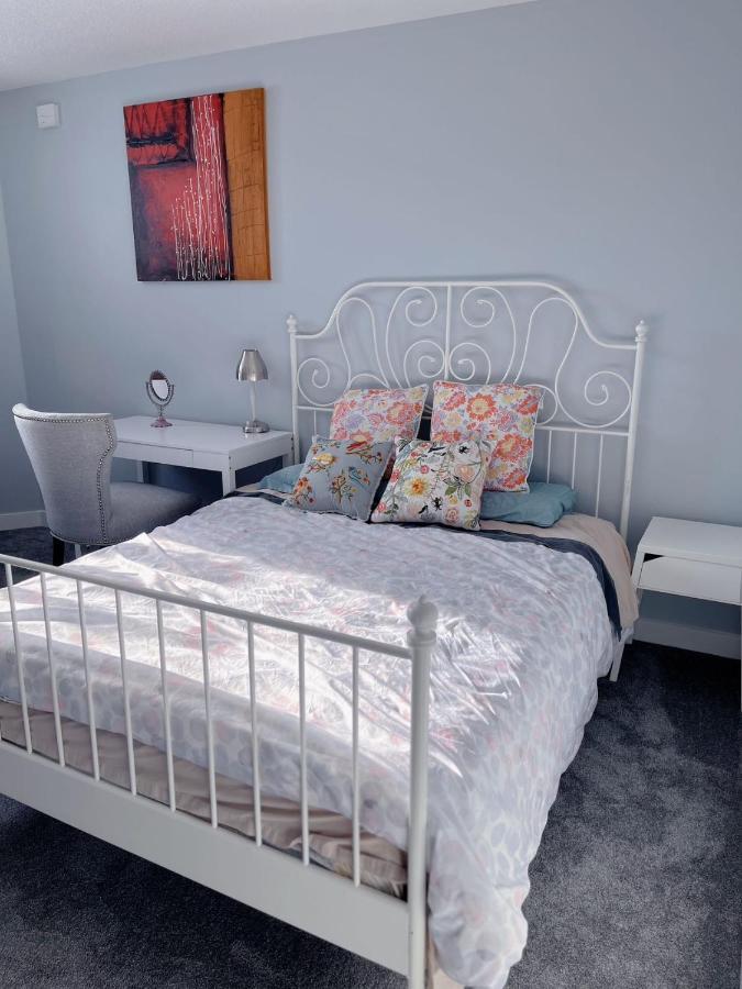 Elegant Garden Suite&2Mins Bus Station Close Lrt& Free Parking Calgary Exterior photo