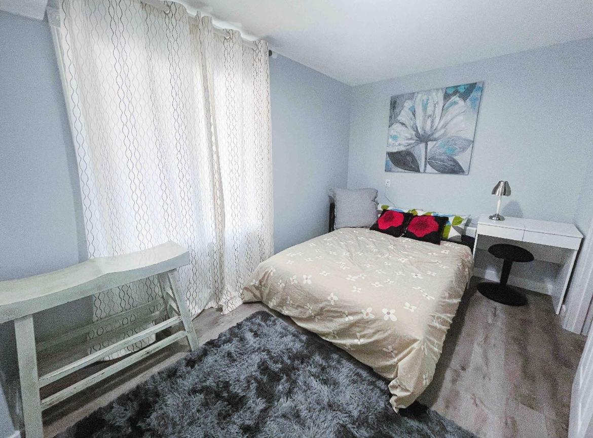 Elegant Garden Suite&2Mins Bus Station Close Lrt& Free Parking Calgary Room photo